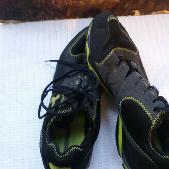 Mens 11.5 Under Armour Sneakers - Picture 5 of 8